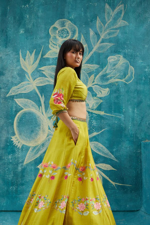 Yellow  printed lehenga set ornamented with embroidery neckline ,chiffon sleeves and printed organza dupatta Online Sale